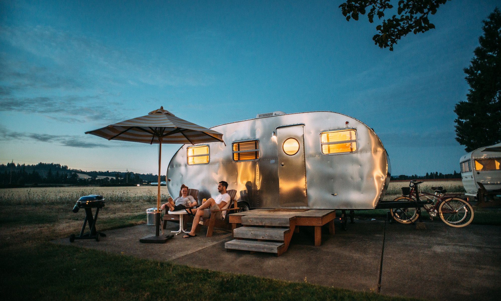 Camper boutique al atardecer
